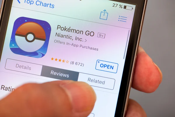 Aplicação Pokemon Go na App Store no Apple iPhone em pessoa ha — Fotografia de Stock