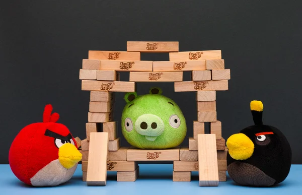 Bomba y Red Angry Birds con Bad Piggy en el castillo de Jenga — Foto de Stock
