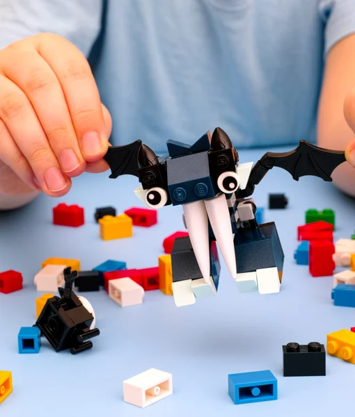 Barnet händer med Lego Mixel Vampos leksak — Stockfoto