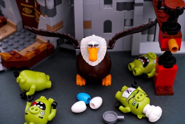 Lego kızgın kuşlar. Dört kötü domuzlar tarafından güçlü kartal yendi
