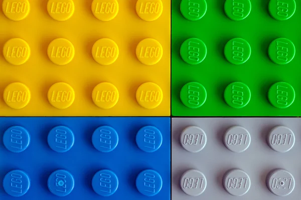 Четыре основания LEGO - желтый, зеленый, синий и серый — стоковое фото