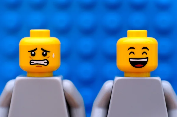 Zwei Lego-Minifiguren - verängstigt und glücklich — Stockfoto