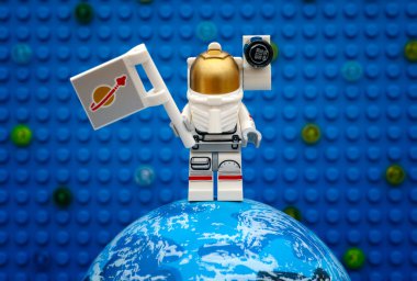 Lego uzay adamı bayrak ile adlı gezegende 