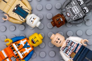 Dört Lego minifigures ile farklı renk başları ve duygusal