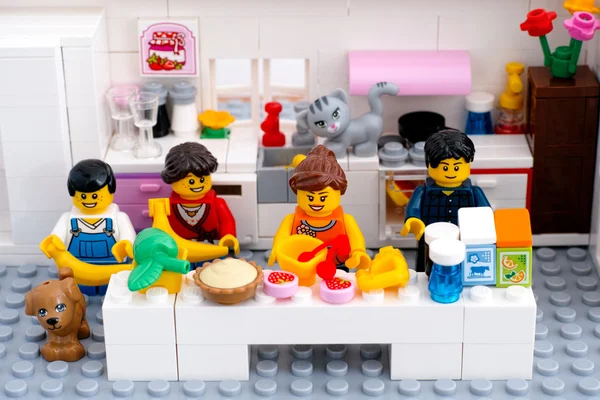 Rodzina LEGO ze zwierzętami w domowa kuchnia — Zdjęcie stockowe