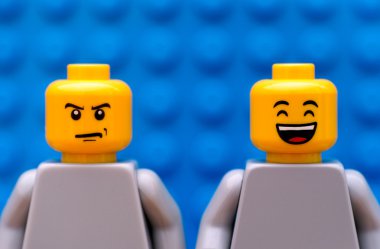 İki Lego minifigures - katı ve mutlu