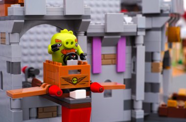 Lego kızgın kuşlar. Foreman'ın domuz kanatlı Tnt kutusuna oturmuş.