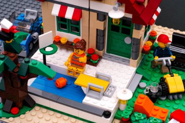 Lego house havuzu ve çim biçme backyar adamla yakın kızla