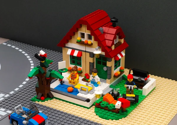 Lego Summer House con piscina y patio trasero — Foto de Stock