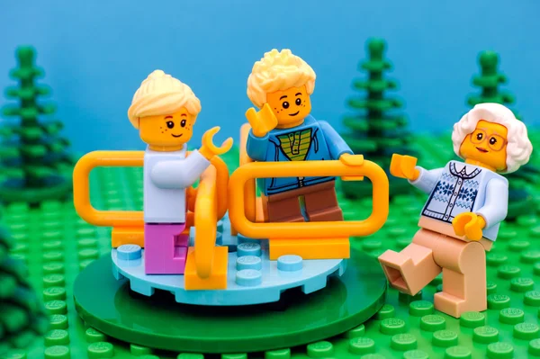 LEGO-Kinder spielen mit Großmutter auf Spielplatz — Stockfoto