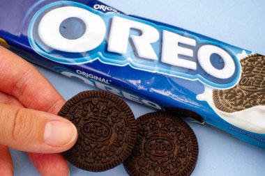 Oreo paketi ve kadın elinde kurabiye