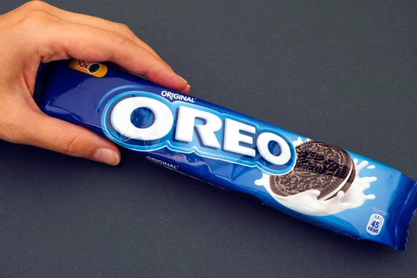 Oreo cookies pack in woman hand — Stock Photo, Image