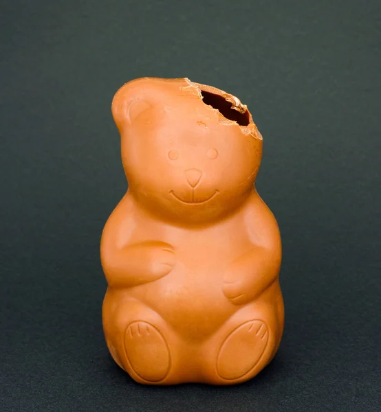 Urso de chocolate com mordido fora da orelha — Fotografia de Stock