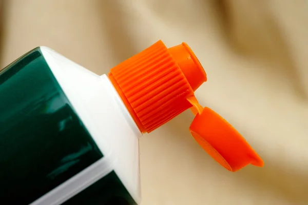 Tapa naranja abierta del tubo de pasta de dientes —  Fotos de Stock