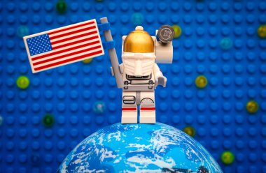 Gezegende Amerikan bayrağı ile Lego uzay adamı
