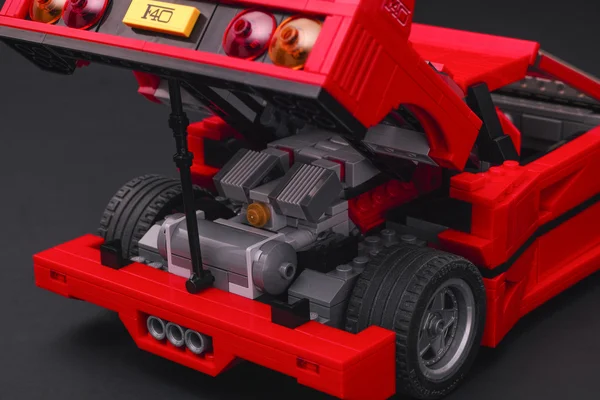 Open kofferbak van Lego Creator Expert Ferrari F40 auto — Stockfoto