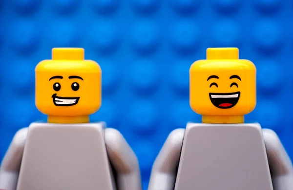 Duas minifiguras Lego - uma com sorriso e segunda feliz Imagens Royalty-Free