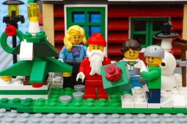 Lego Noel Baba ve evin önünde duran aile