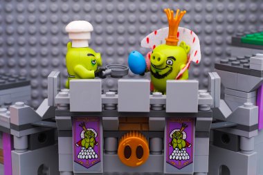 Lego Kral domuz ve Şef domuz yumurta ve pan ile