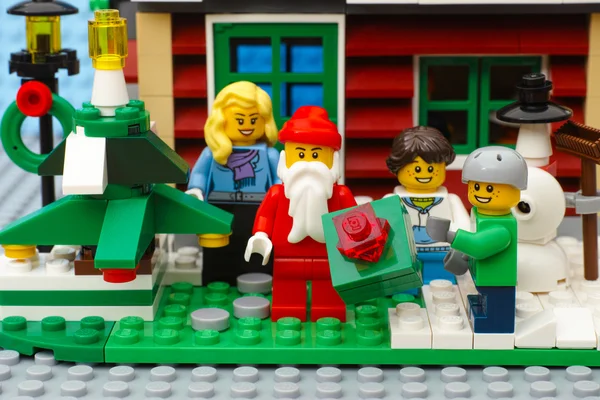 Лего Санта-Клаус и семья, стоящая перед домом — стоковое фото