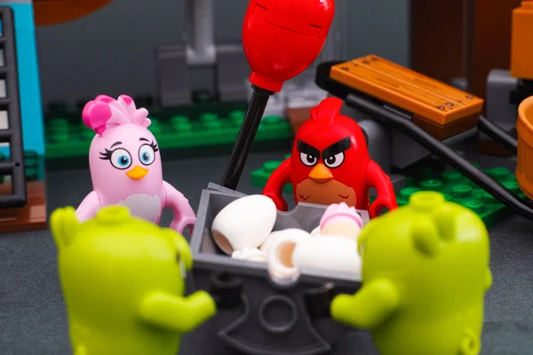 Lego Angry Birds и плохие свиньи возле мусорного контейнера с яйцами — стоковое фото