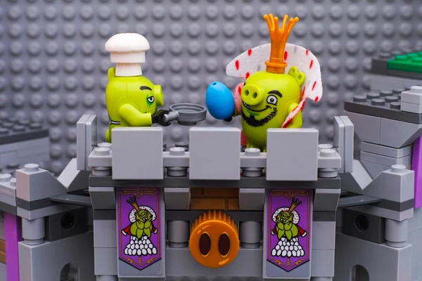 Lego-Königsschwein und Kochschwein mit Ei und Pfanne — Stockfoto