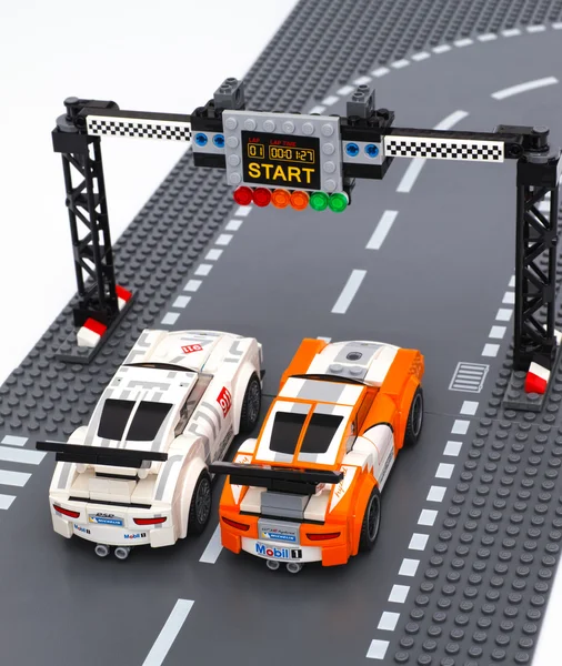 Twee Lego Porsche 911 Gt raceauto's op de startlijn — Stockfoto