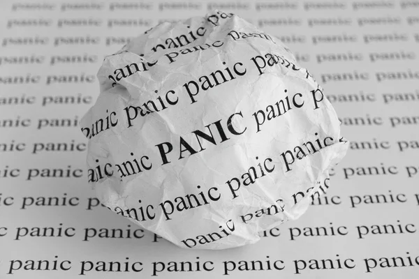 Skrynkligt papper boll med ord panik — Stockfoto