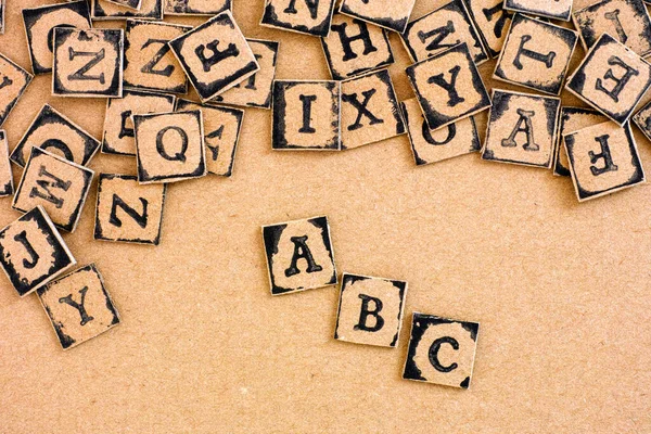 Buchstaben Aus Pappe Die Durch Alphabet Stempel Auf Papphintergründen Buchstabiert — Stockfoto