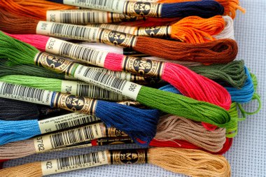 Tambov, Rusya Federasyonu - 20 Ekim 2020 DMC Altı Strand diş ipi beyaz haç kumaş üzerinde.