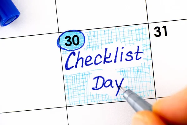 Kobiecy Palec Długopisem Przypominającym Pisaniu Checklist Day Kalendarzu Października — Zdjęcie stockowe