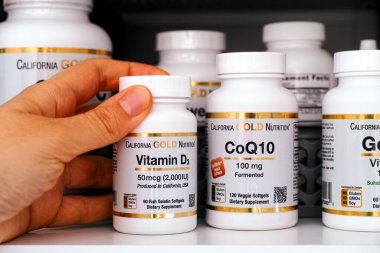 Tambov, Rusya Federasyonu - 28, 2020 Kişi dolaptan D3 vitamini çıkarıyor