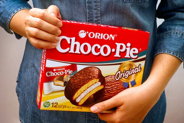 Tambov Federação Russa Outubro 2020 Orion Choco Pie Box Mãos — Fotografia de Stock