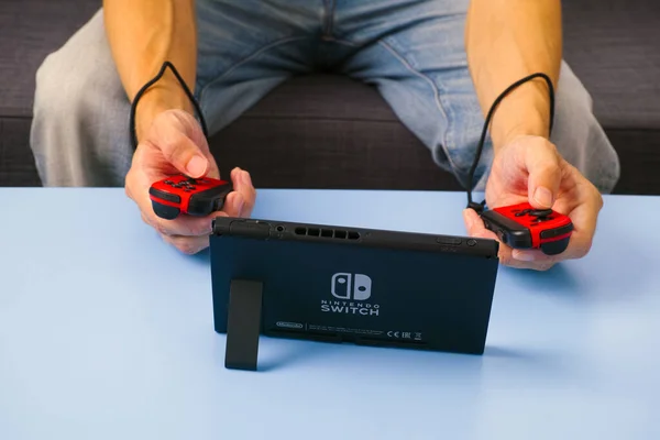 Tambow Russische Föderation Juni 2019 Mann Spielt Innenräumen Videospielkonsole Nintendo — Stockfoto