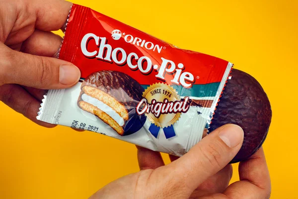 Tambov Russische Federatie Oktober 2020 Vrouw Pakt Orion Choco Pie — Stockfoto