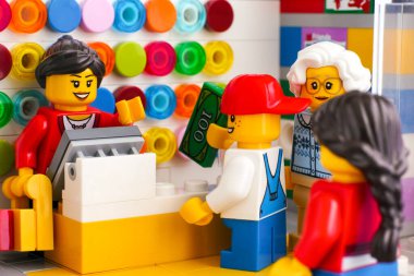 Tambov, Rusya Federasyonu - Haziran 06, 2020 Çocuk ve büyükanne LEGO mağazasından Lego satın alıyorlar.
