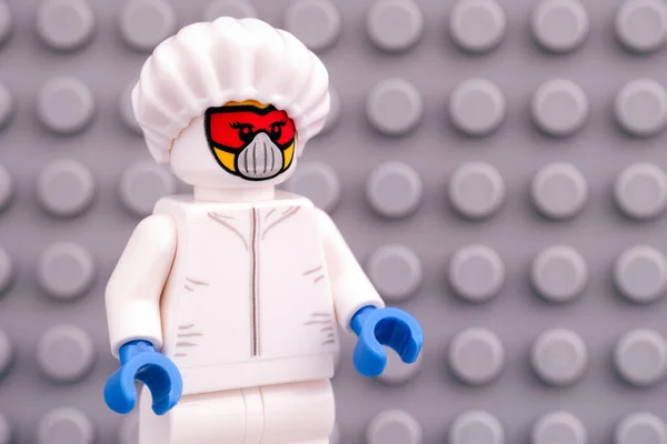 Tambov Ryssland April 2020 Lego Scientist Minifigur Skyddsdräkt Mot Grå — Stockfoto