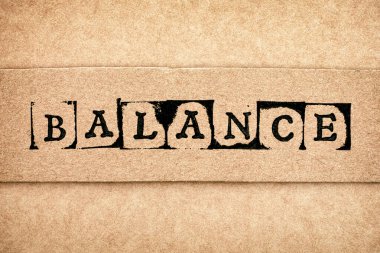 Kara alfabe pullarından yapılmış kelime dengesi olan karton..