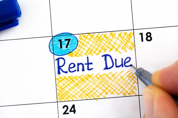 Kvinde Fingre Med Blå Pen Skrive Påmindelse Rent Due Kalender - Stock-foto