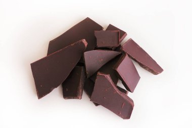 Beyaz arka planda kırılmış siyah çikolata yığını.