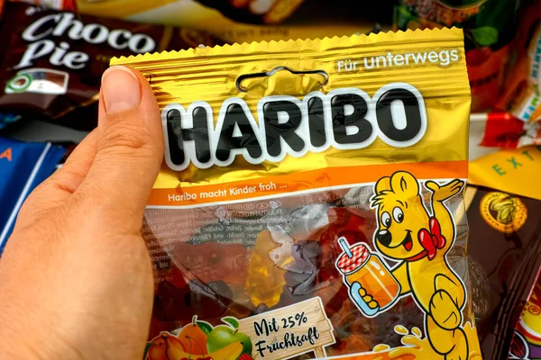 러시아 연방의 2020 사람은 베어스 Haribo Bears 사탕을 받는다 스낵과 — 스톡 사진