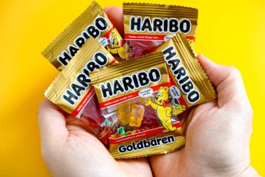 Tambov, Rusya Federasyonu - 06 Ocak 2021 Avuç dolusu Haribo Bears şekeri. Sarı arkaplan.