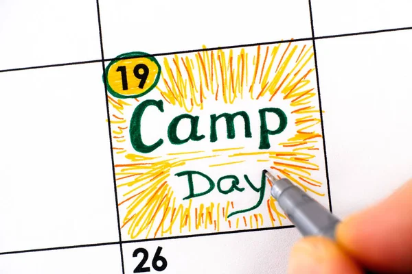 Doigts Femme Avec Plume Écriture Rappel Camp Day Dans Calendrier — Photo