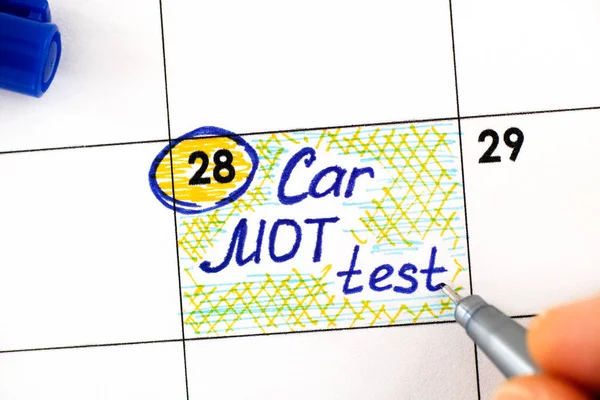 Nainen Sormet Kynällä Kirjallisesti Muistutus Car Mot Testi Kalenterissa Lähikuva — kuvapankkivalokuva