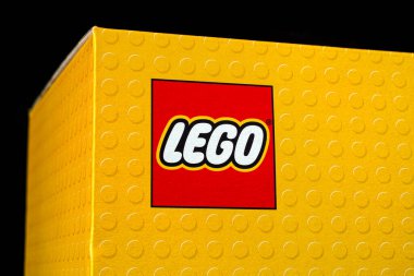 Tambov, Rusya Federasyonu - 02 Aralık 2020 Siyah arkaplan üzerinde logo olan Lego kutusuna yakın plan