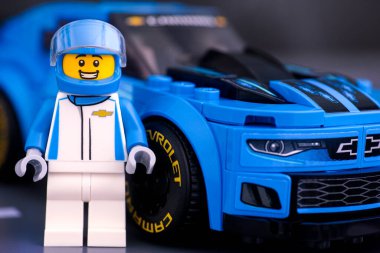 Tambov, Rusya Federasyonu - 10 Ocak 2020 Lego Chevrolet pilotu Lego Chevrolet Camaro ZL1 yarış arabasına karşı LEGO Speed Champions. 