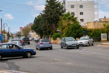 Paphos, Kıbrıs - 22 Ekim 2015 Paphos Caddesi Trafiği.