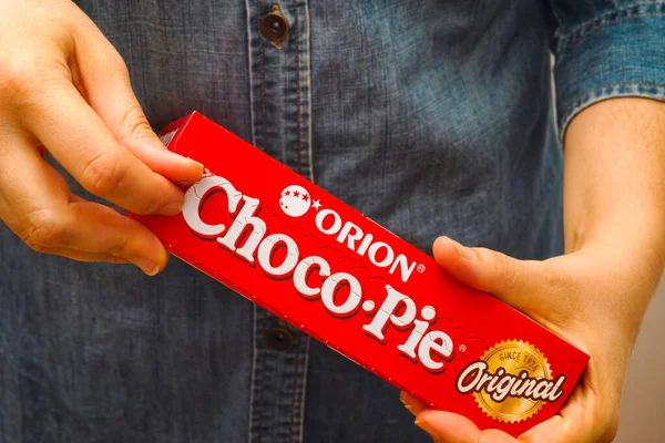 Tambov Russian Federation October 2020 Woman Opening Orion Choco Pie — Stock Photo, Image