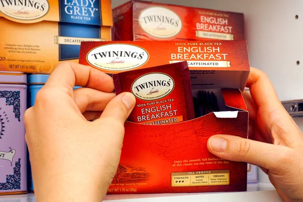 Tambov Federação Russa Janeiro 2021 Mulher Mãos Tomando Twinings Saco — Fotografia de Stock