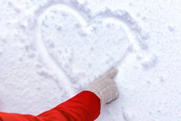 Mano Mujer Con Guante Dibujando Forma Corazón Nieve Tiempo Invierno —  Fotos de Stock